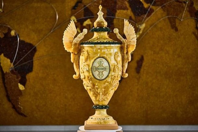 В Калининградской области к 80-летию региона создали самый большой в истории кубок из янтаря (фото)